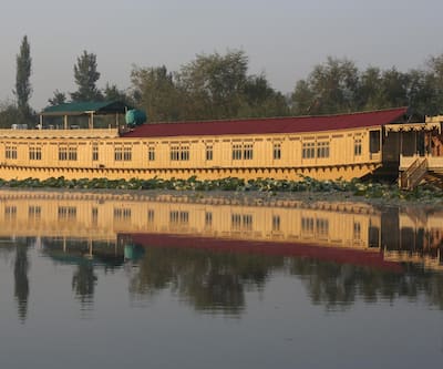 https://imgcld.yatra.com/ytimages/image/upload/t_hotel_yatra_city_desktop/v1466425021/Domestic Hotels/Hotels_Srinagar/Mascot Houseboats/Overview.jpg